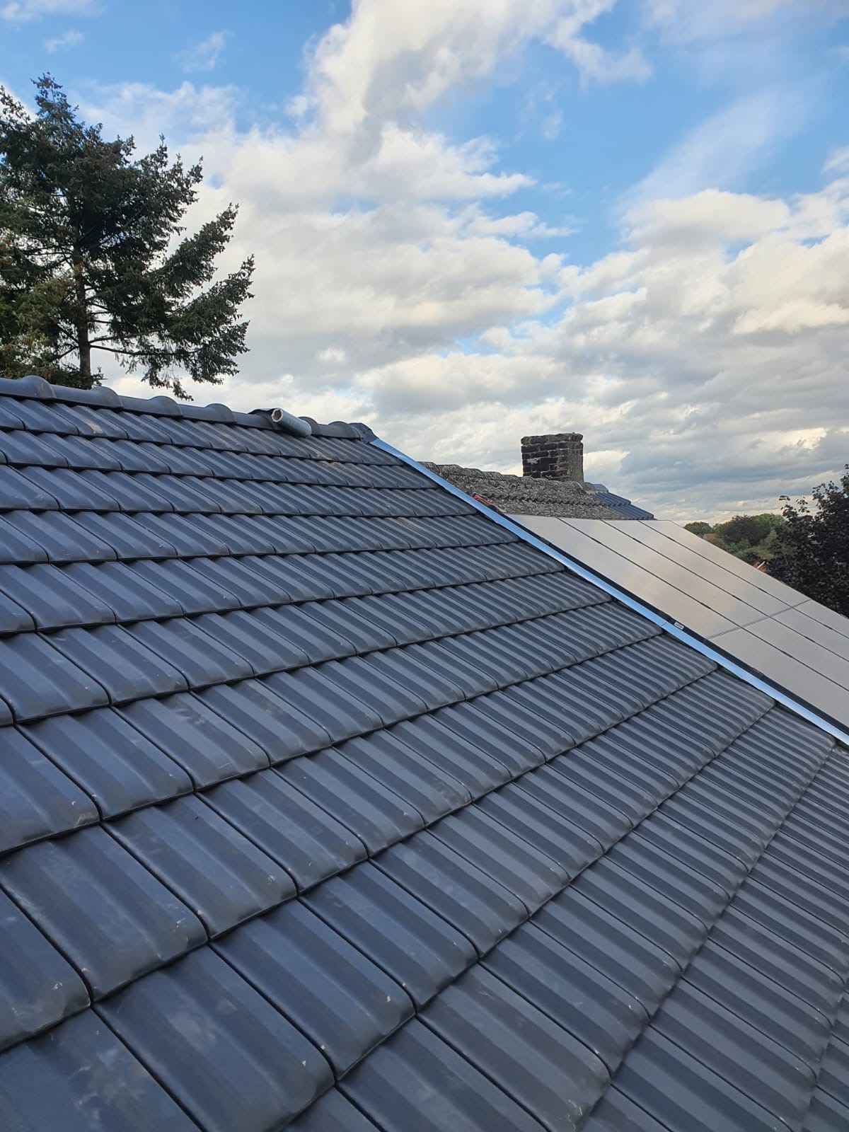 Toiture en tuiles avec panneaux photovoltaïques