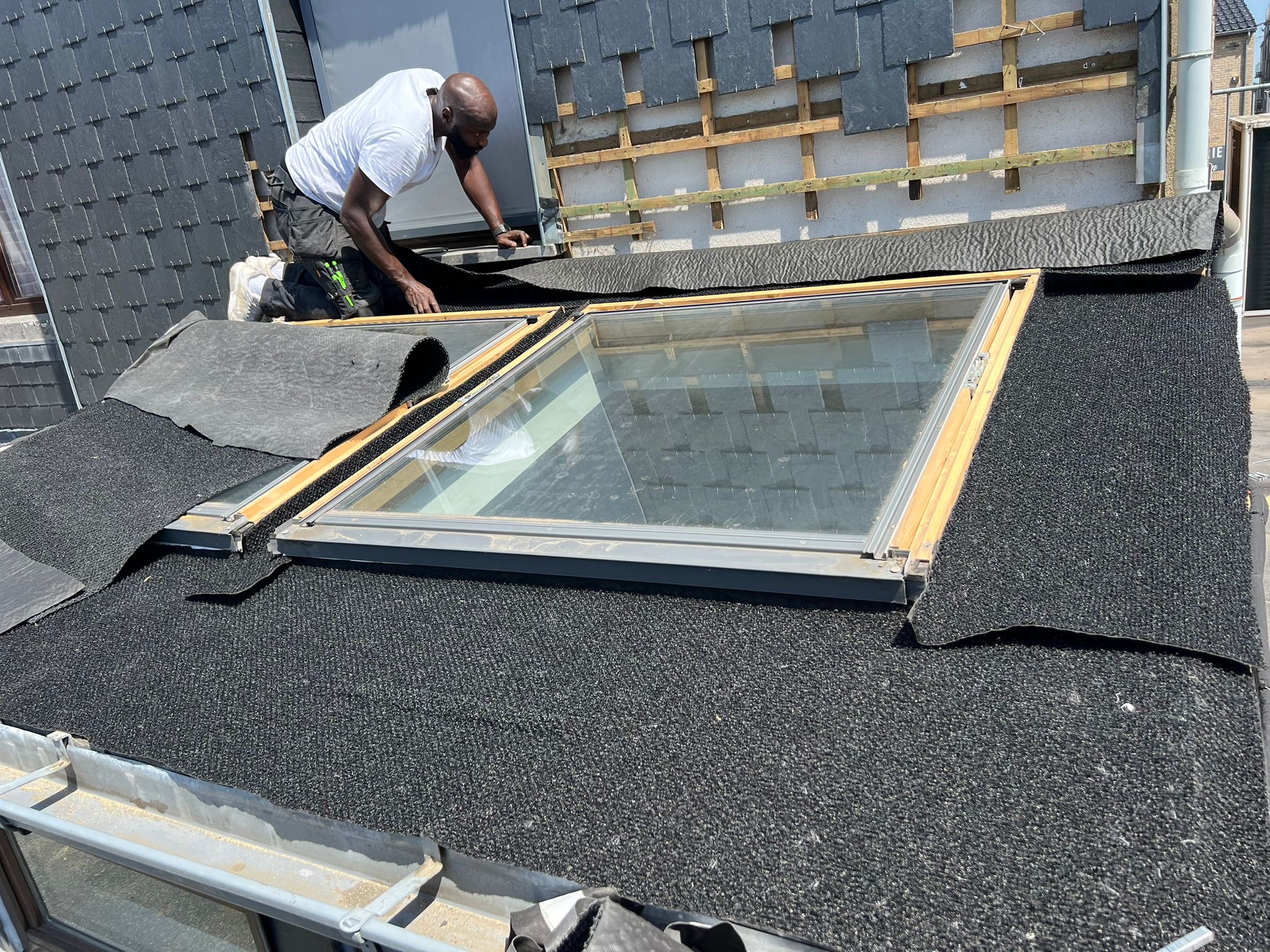 Pose de fenêtre de toit Velux