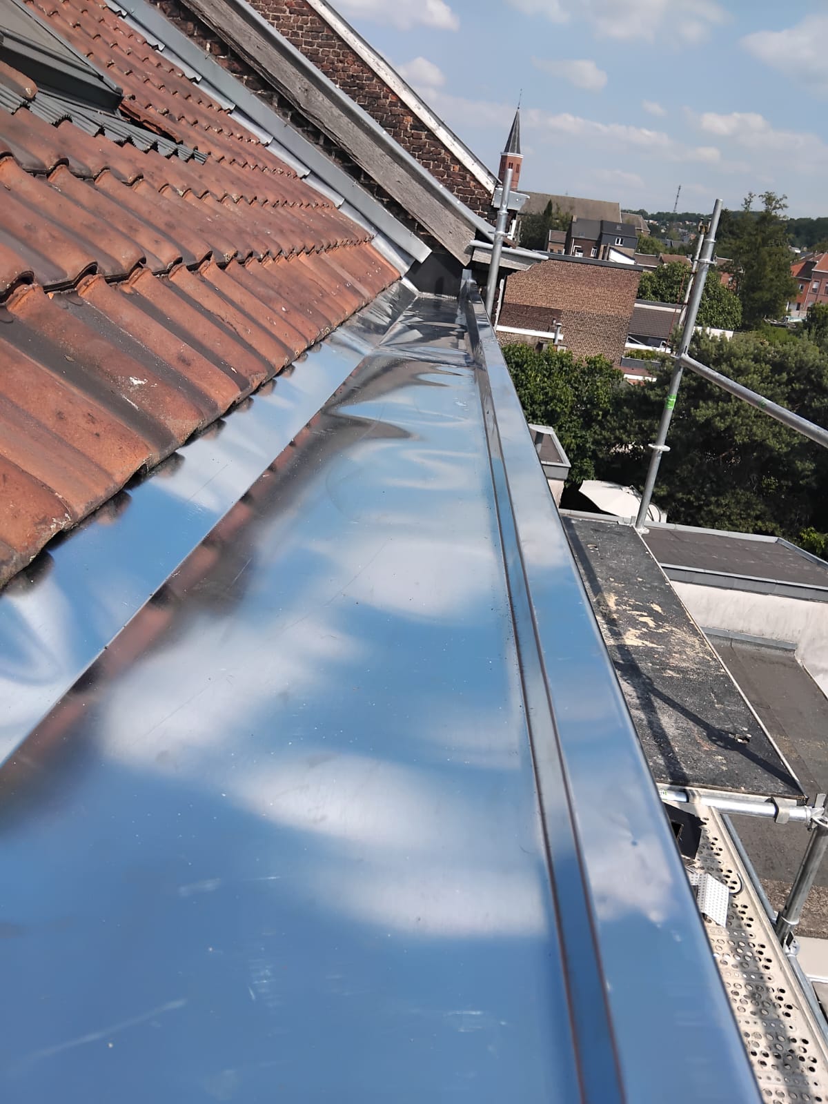 Zinguerie sur toiture en tuiles